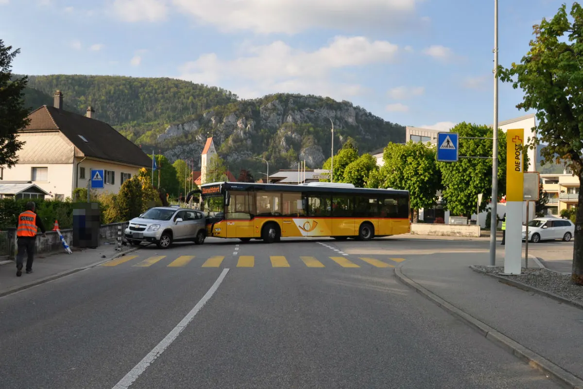 Balsthal SO - Kollision zwischen Postauto und Auto 