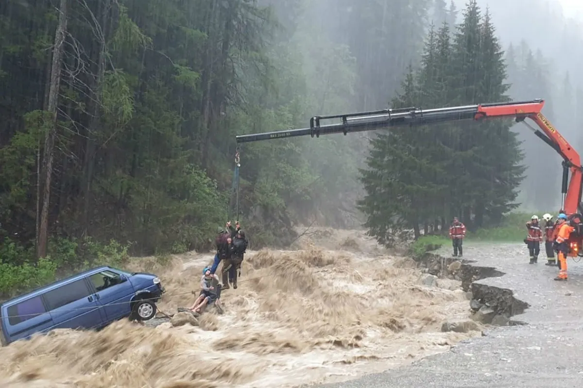 Graubünden GR - Personen aus den Wassermassen gerettet!