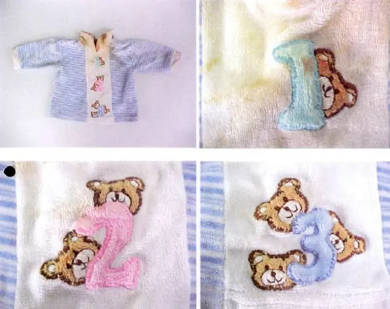 Das Bild zeigt eine Kinderjacke mit blauen und weißen Streifen sowie bunten Applikationen von Zahlen und lächelnden Teddybären.