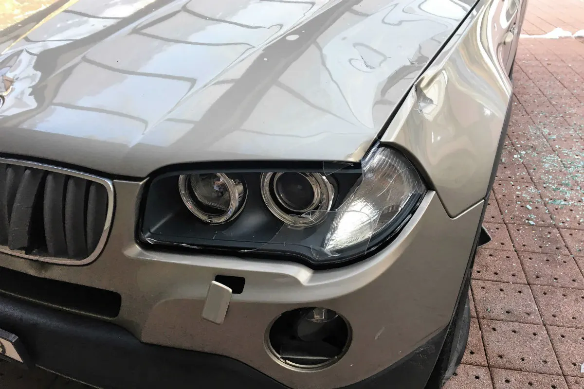 Mitlödi GL - Auto mutwillig demoliert