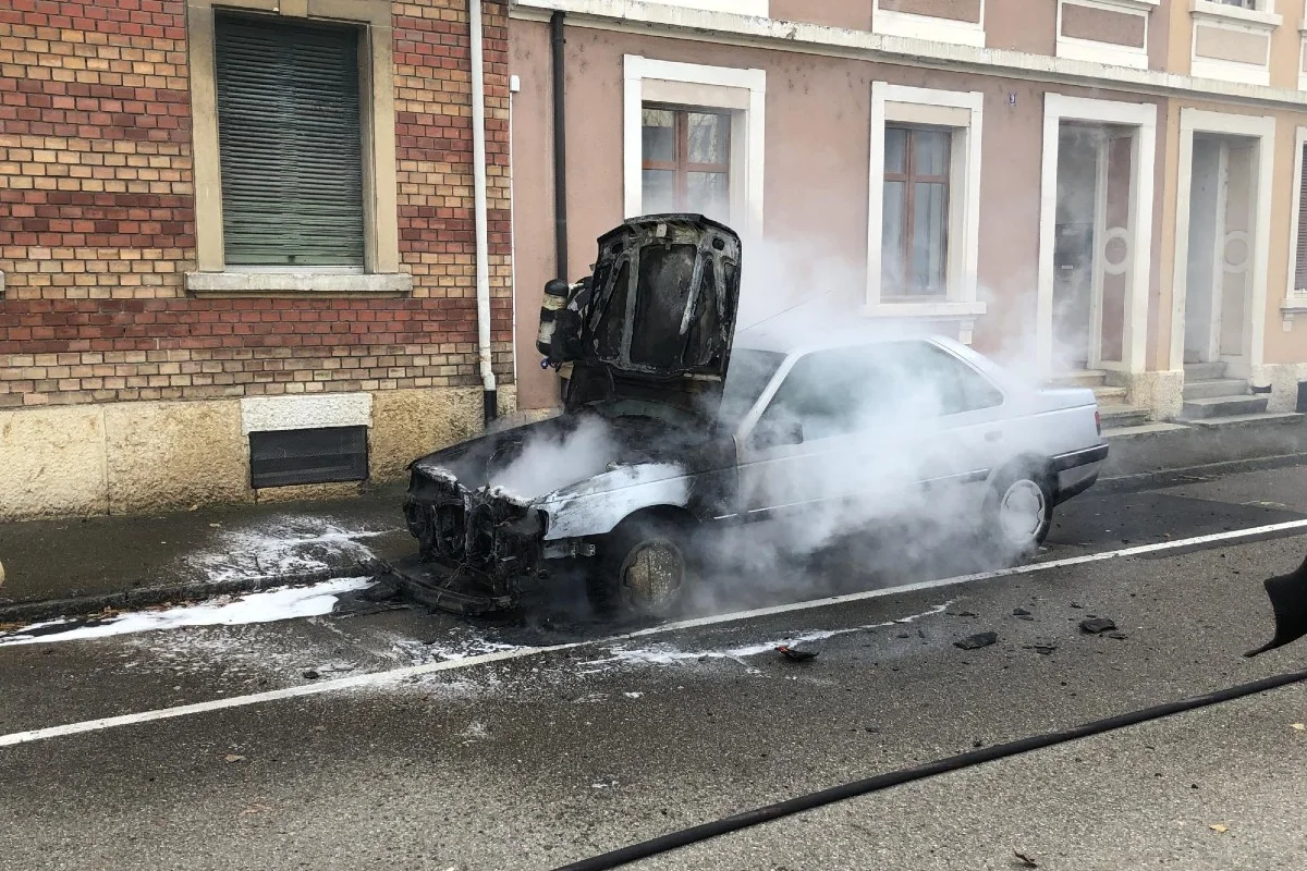 Münchenstein BL - Peugeot bei Brand komplett zerstört