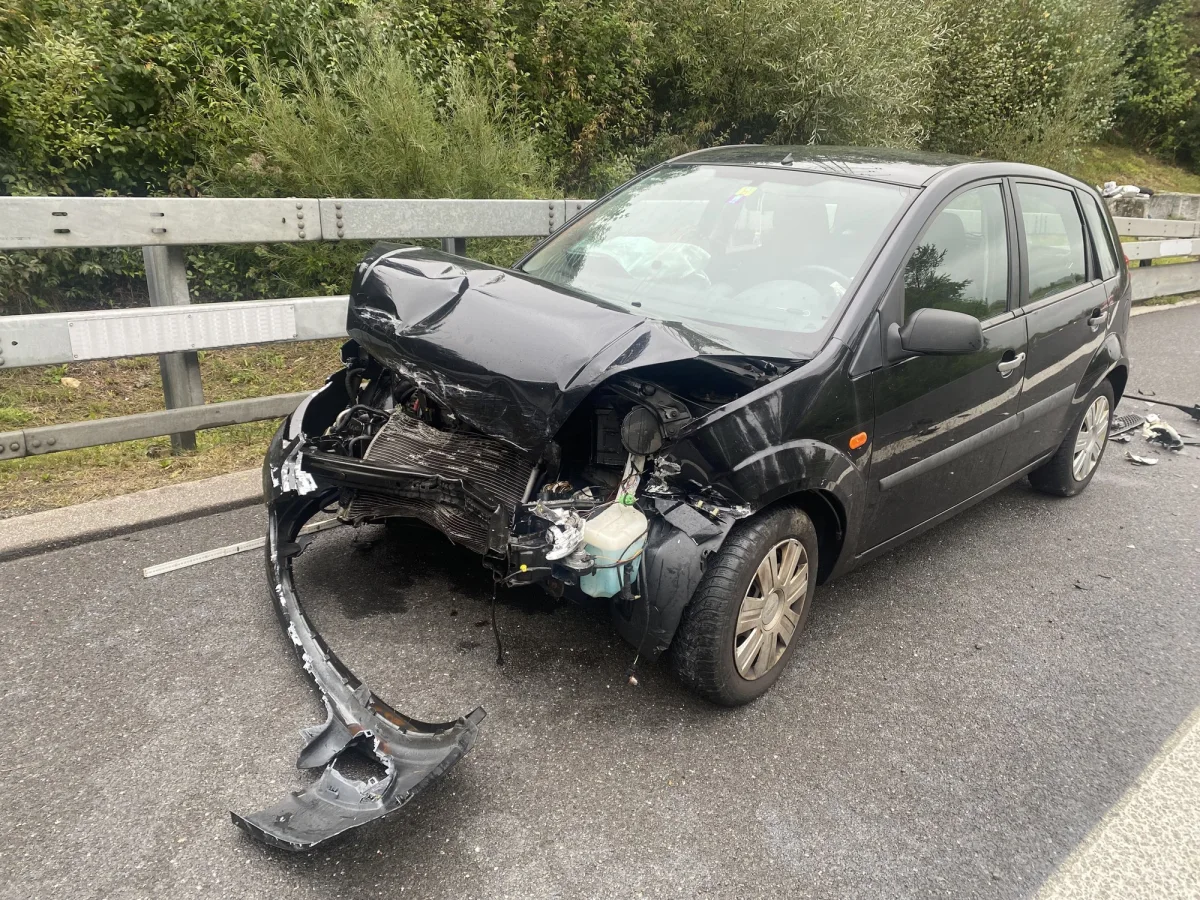 A14 Cham ZG – In Blegikurve auf der Autobahn die Kontrolle verloren
