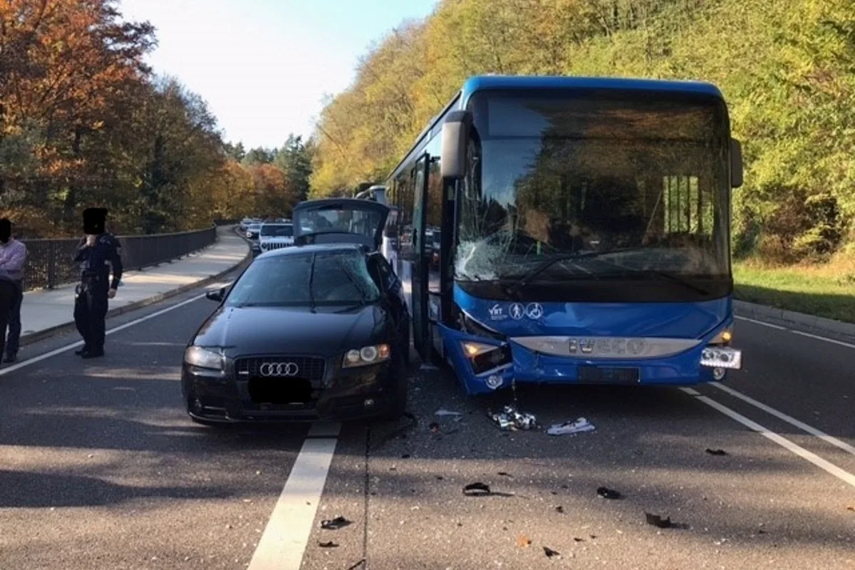 Trier - Schwerer Verkehrsunfall zwischen Audi RS3 und Linienbus
