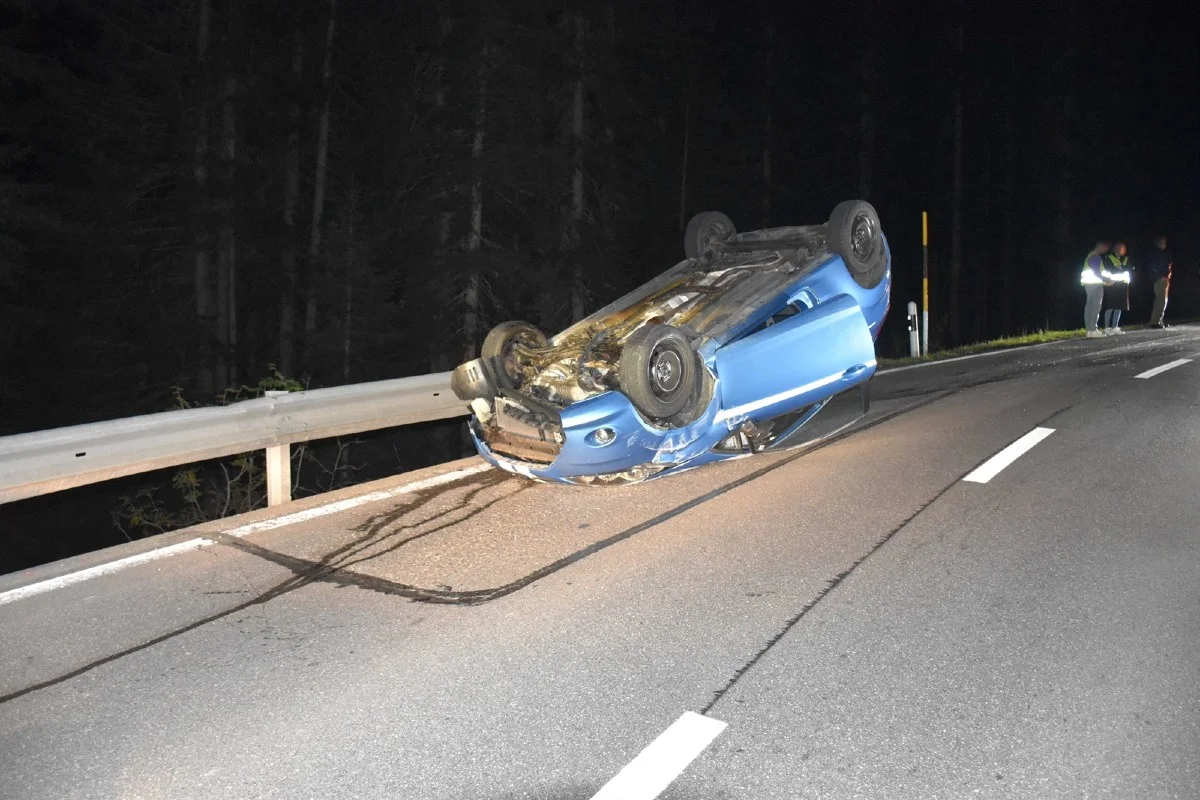Arosa GR - Selbstunfall endet auf dem Dach