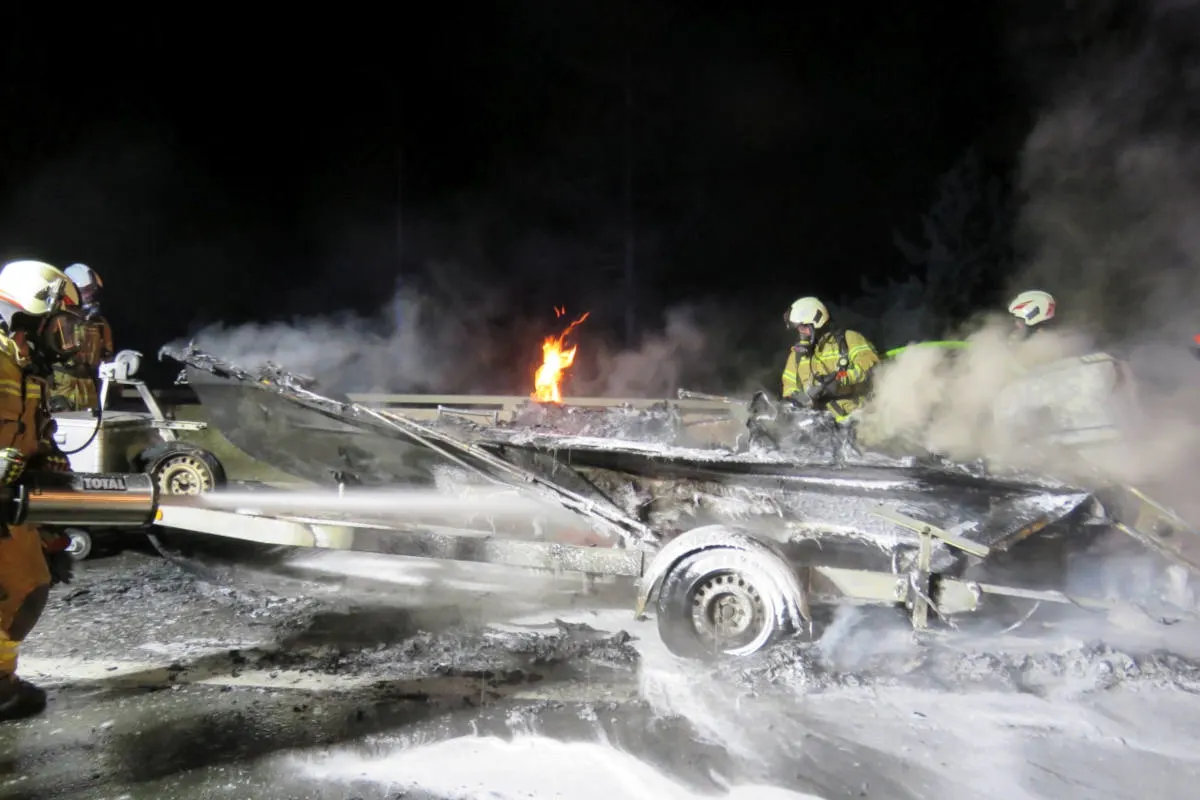 A10 Brenntenbergtunnel – Bootsanhänger in Brand