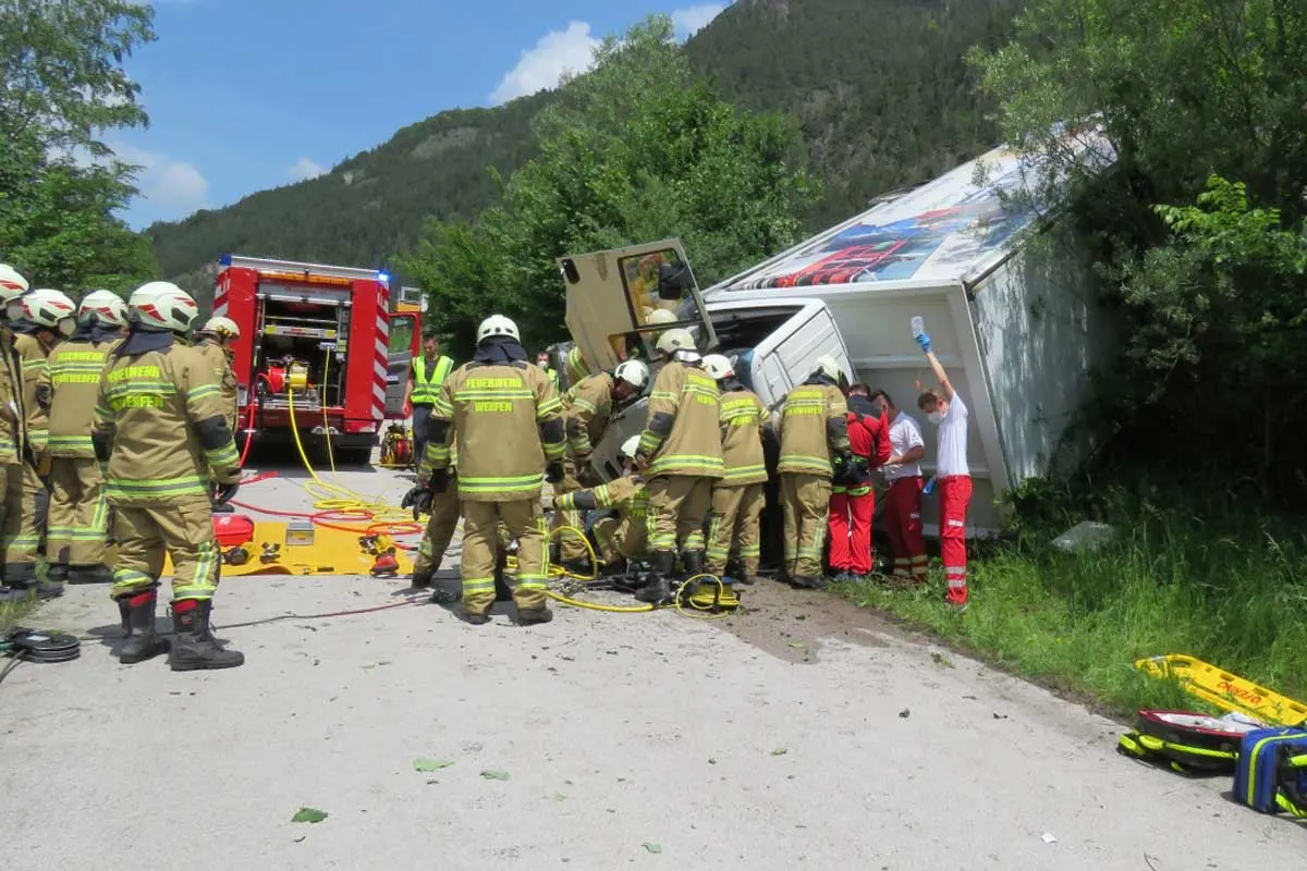 Erheblicher Rückstau auf der A10 - LKW durchbricht Leitschiene und kam auf der Böschung