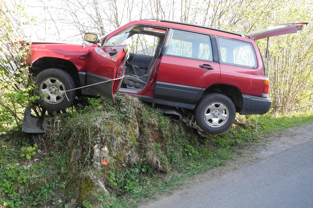 Illgau SZ - Auto wurde immer schneller - Lenker fuhr extra gegen Stein