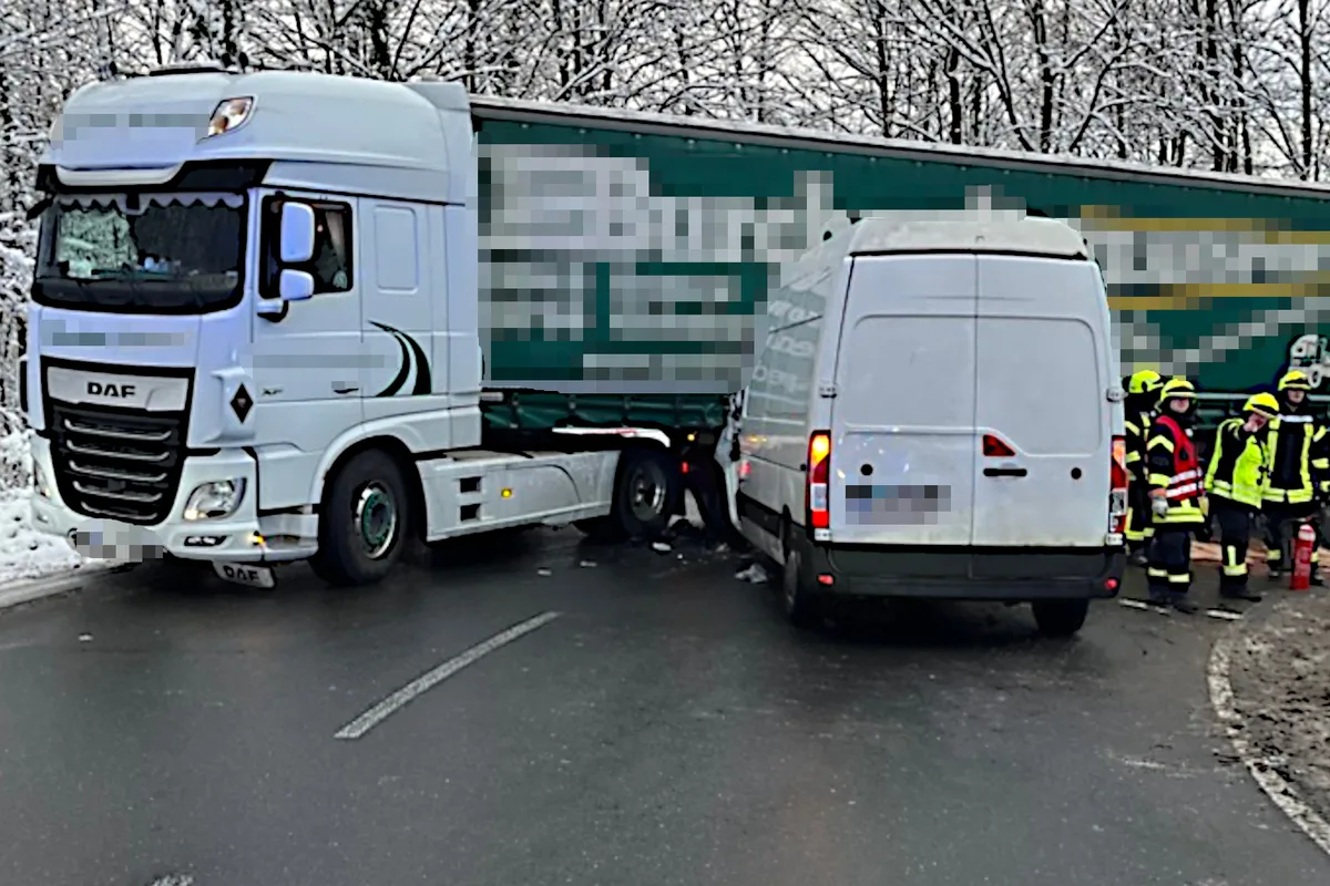 Salzhemmendorf NI - Gegen einen Sattelzug geprallt 