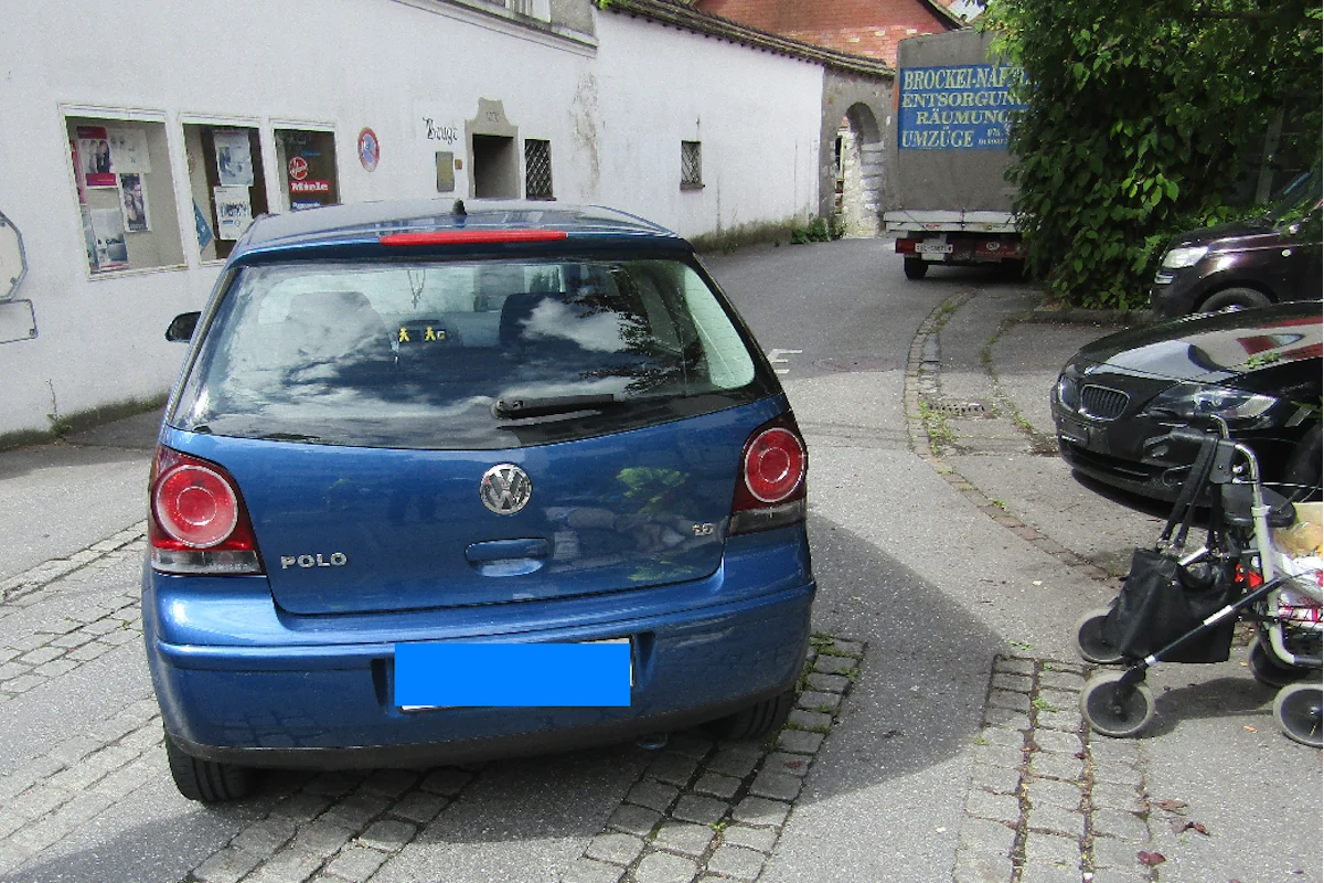 Näfels GL – Verkehrsunfall zwischen Personenwagen und Fussgängerin 