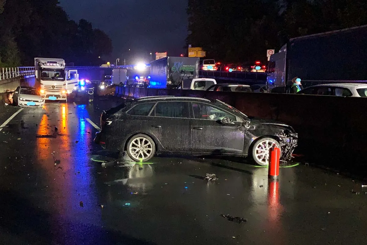 Spektakularer Unfall in Bochum - Verkehrsunfall mit mehreren LKW und PKW!