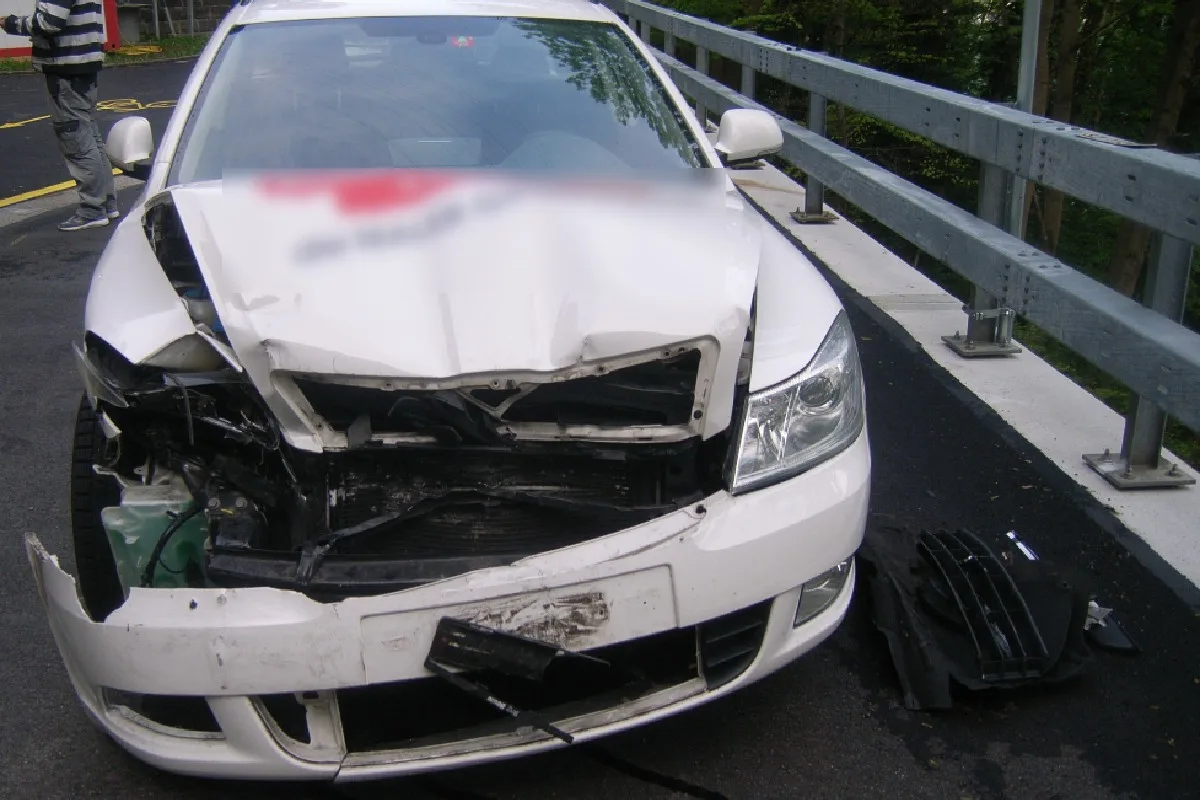 Sisikon UR - Auffahrkollision mit drei Fahrzeugen