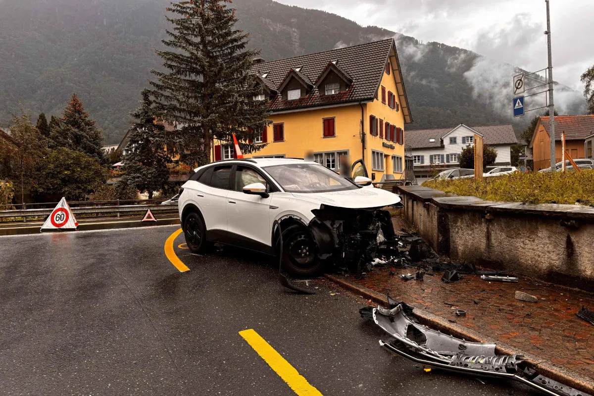 Schänis SG - Selbstunfall mit Auto 