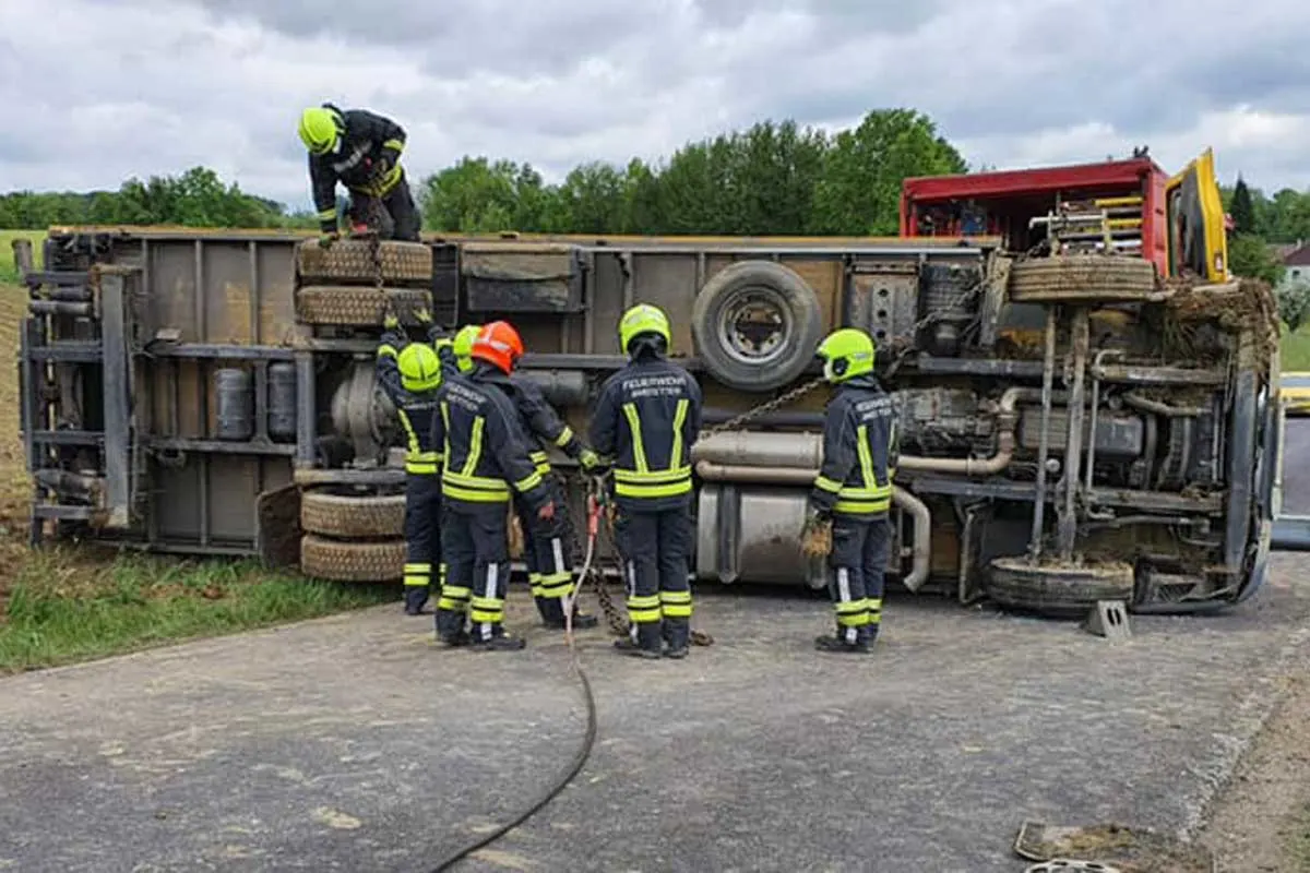 Perbersdorf – LKW kippt quer auf der Straße um