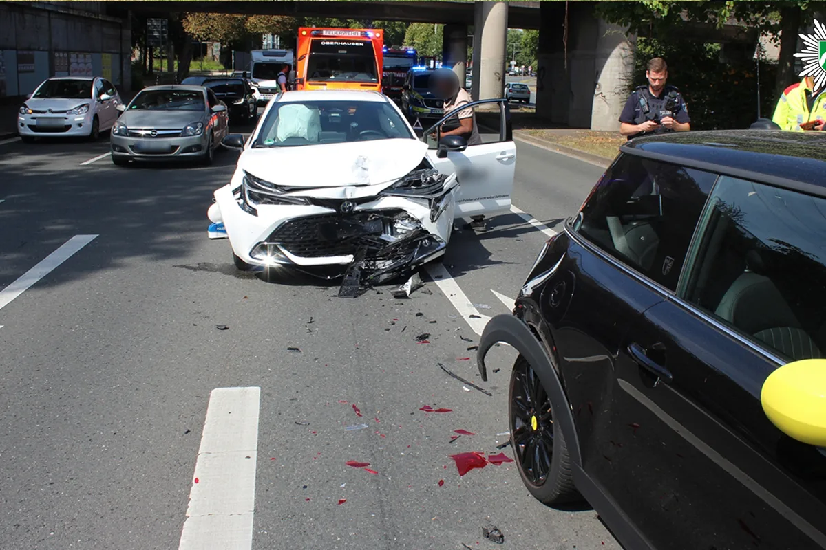 Oberhausen NW – Zwei Verletzte bei Unfall mit drei Pkw