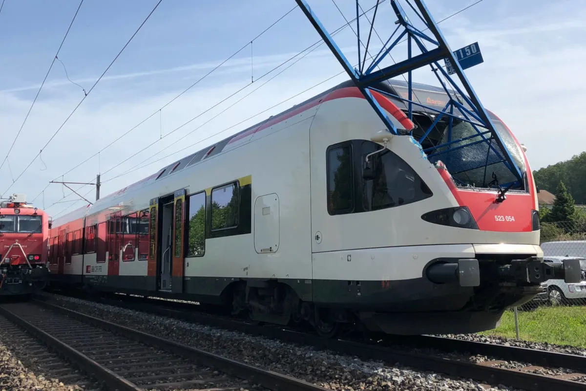 Schinznach-Bad AG - Kranausleger durchschlägt Führerstand von S-Bahn