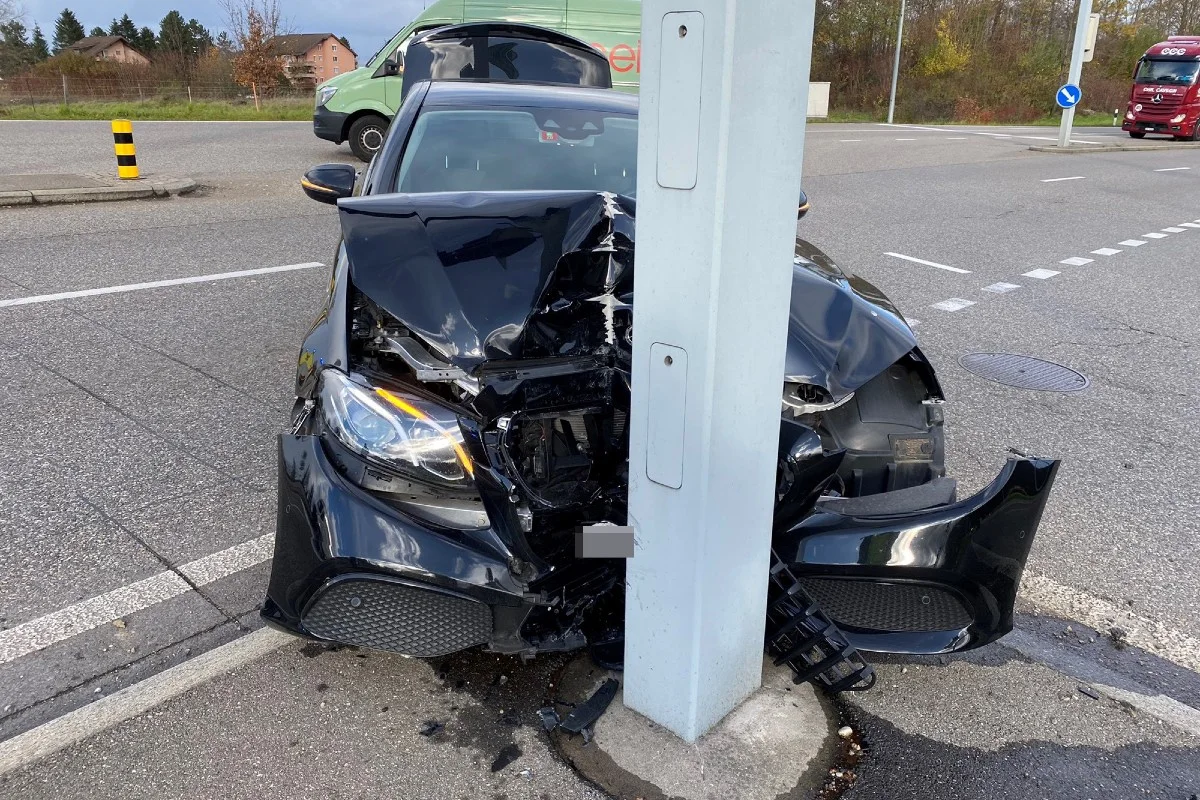 Grosser Sachschaden in Rheinfelden AG - Mercedes fährt in Lichtsignalmasten
