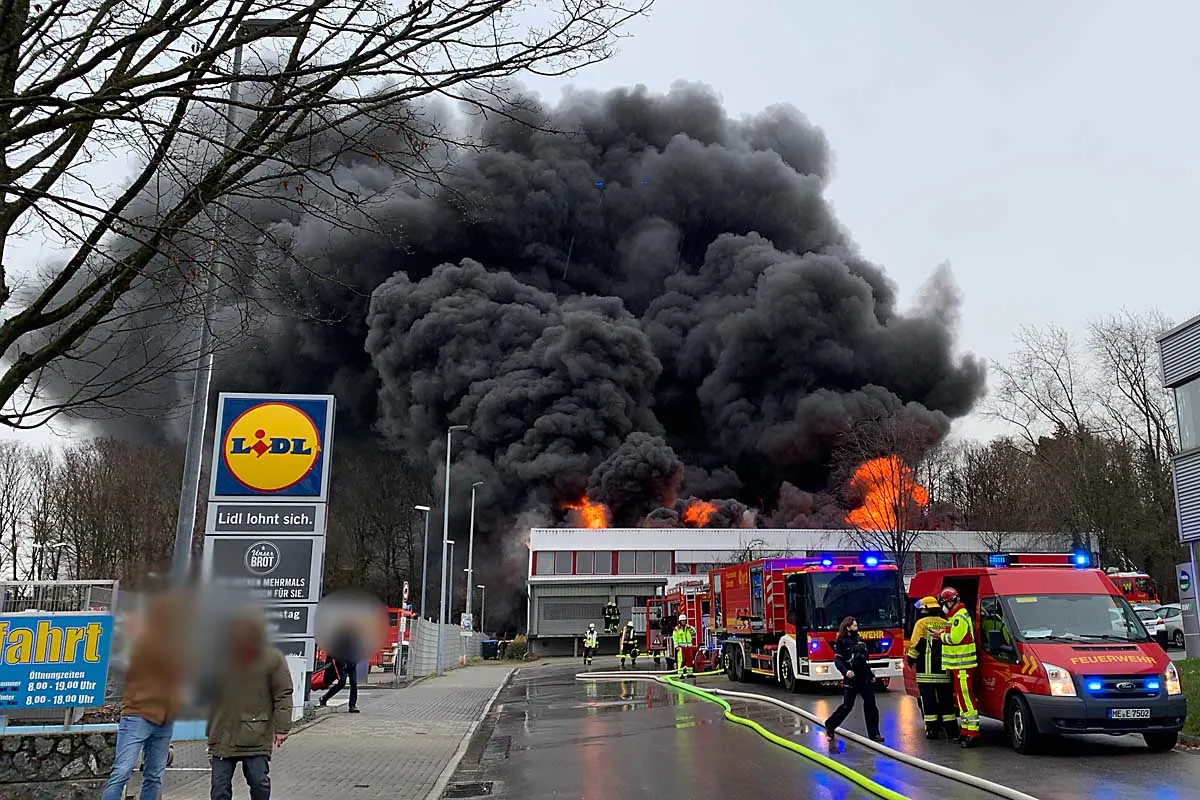 Vollalarm für die Feuerwehr in Erkrath - Großbrand einer Lagerhalle