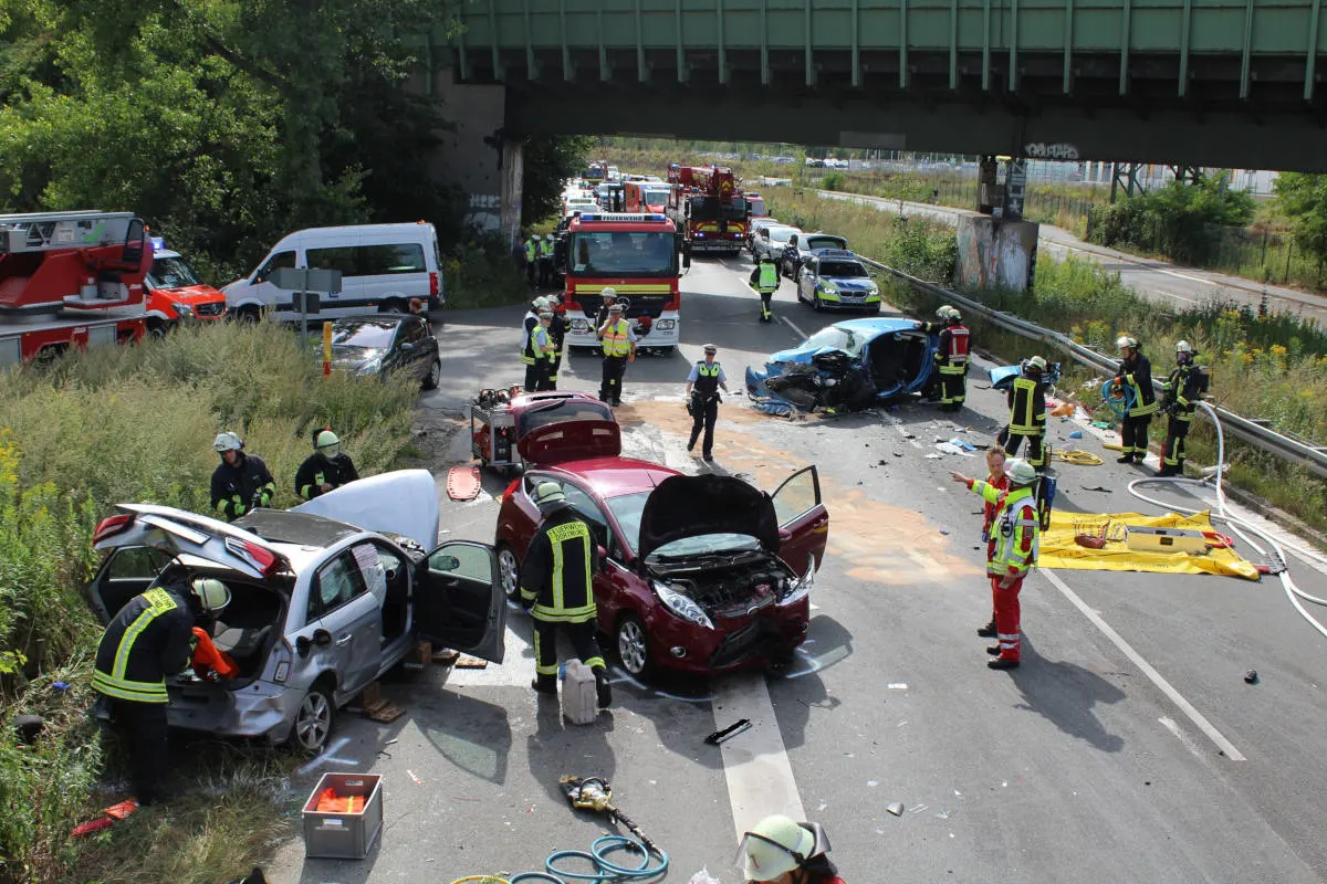 Schwerer Verkehrsunfall mit zwei eingeklemmten Personen