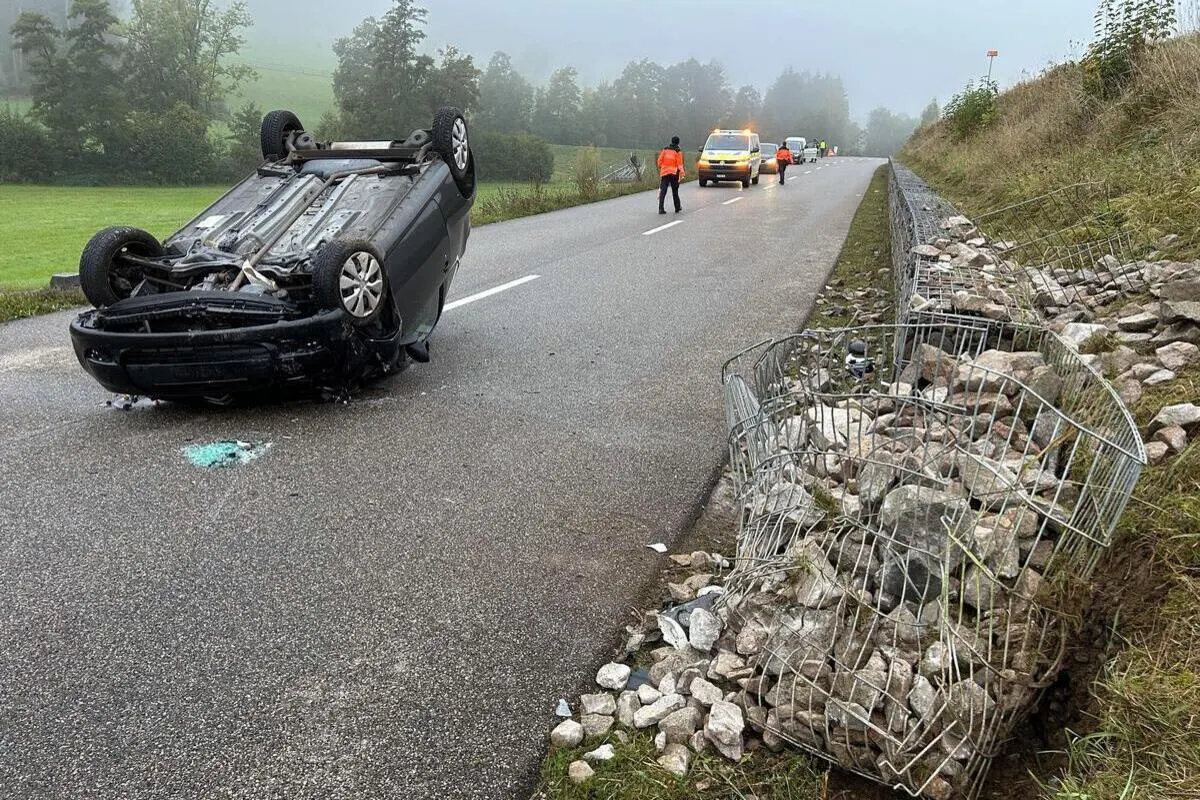Zuzgen AG - Auto überschlägt sich bei Unfall 