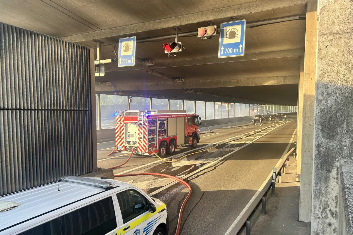 A1 Neuenhof AG – Mehrere Autos nach Auffahrkollisionen auf Autobahn in Brand geraten