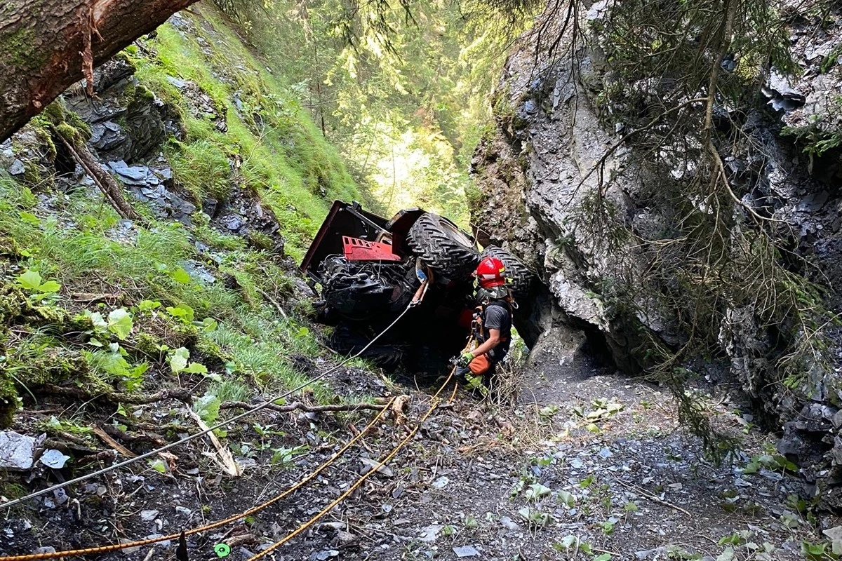 Horrosturz in Ilanz/Glion GR - Mann stürzt mit Traktor den steilen Abhang hinunter!