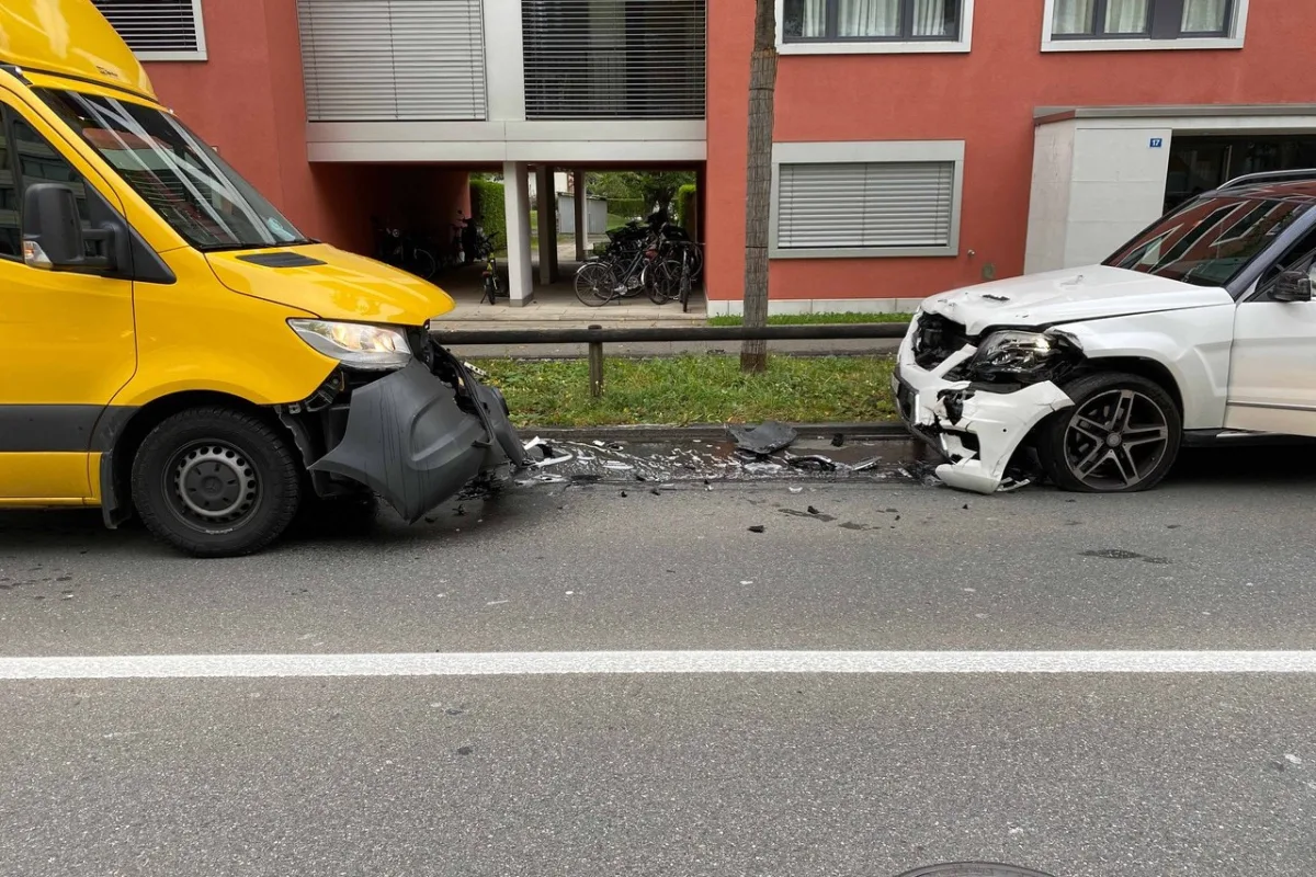 Grosser Sachschaden in Zug - Heftige Frontalkollision im Morgenverkehr