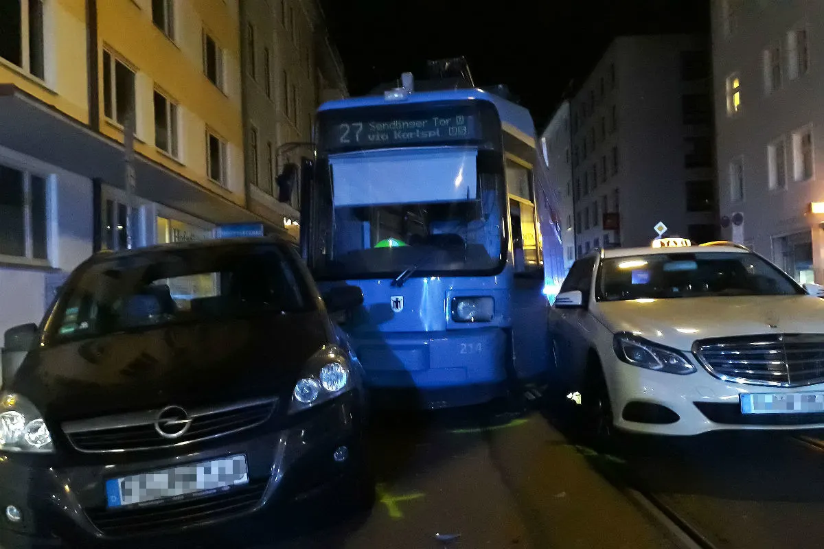 München - Trambahn kollidiert mit Taxi und beschädigt weitere Fahrzeuge