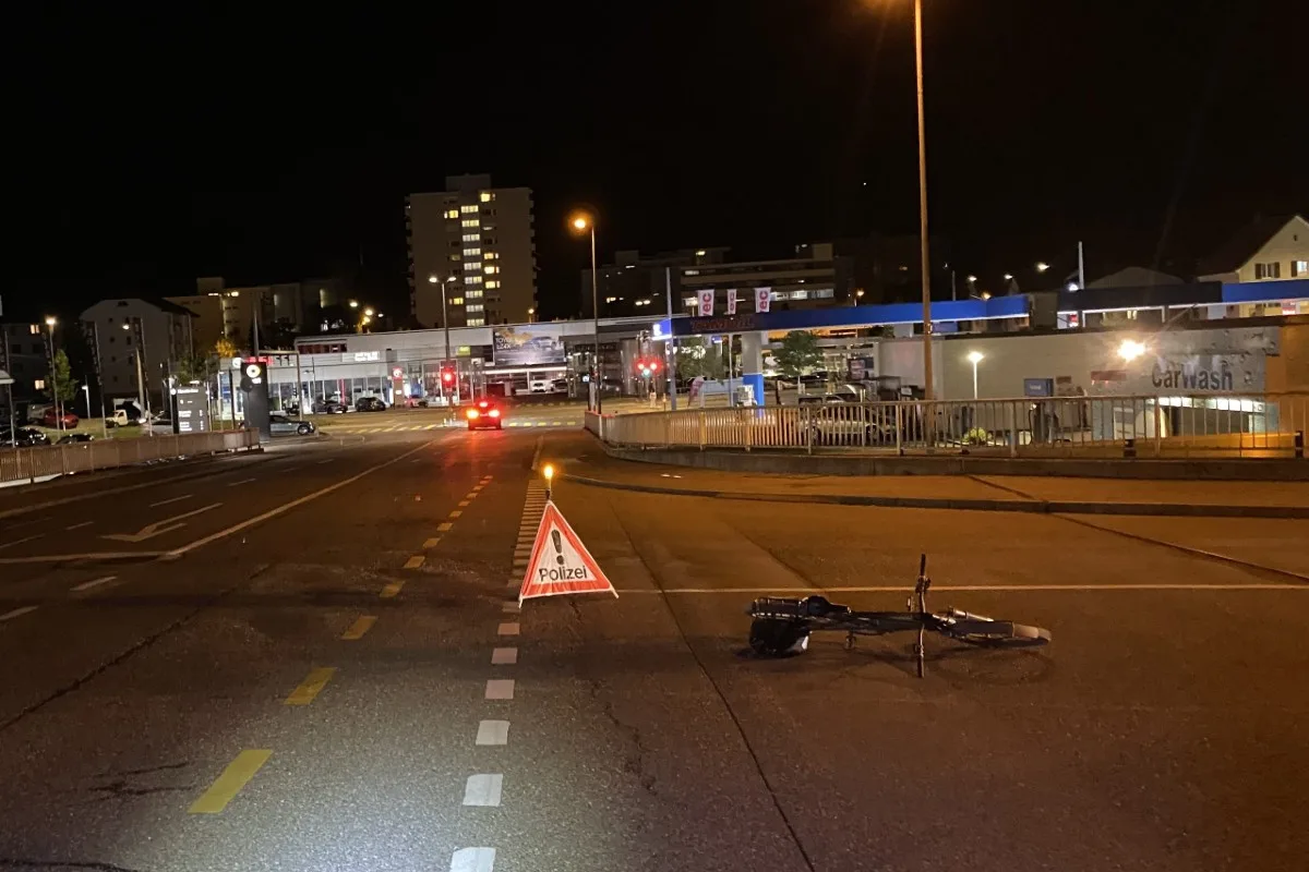 Schlieren ZH - Automobilist fährt Fahrradlenker an und begeht Fahrerflucht