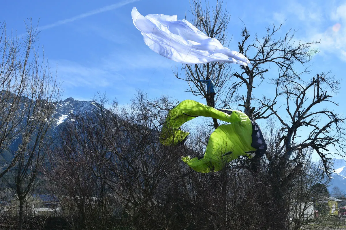 Schaan FL - Gleitschirm verfängt sich in Baum