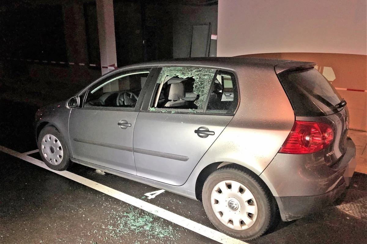 Vandalenakt in St. Gallen - Scheibe bei VW Golf eingeschlagen - alle Täter ermittelt