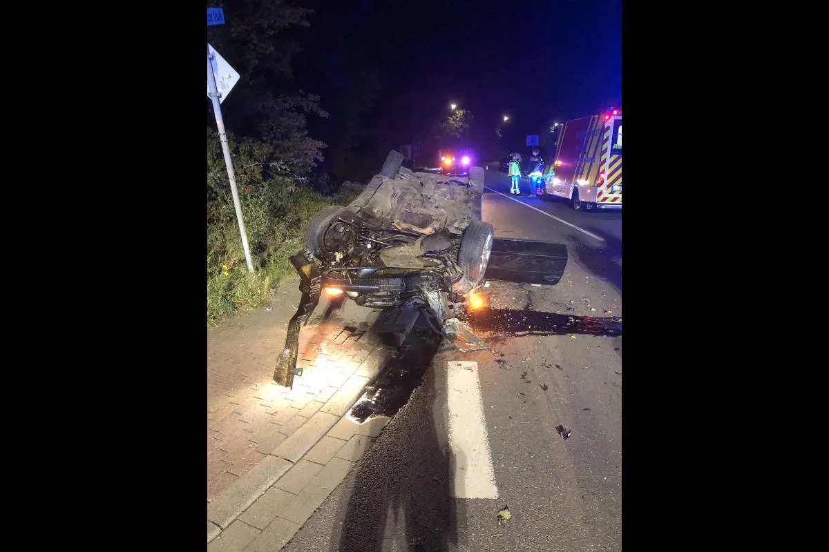Herford – Verkehrsunfall mit drei Verletzten – Pkw überschlägt sich