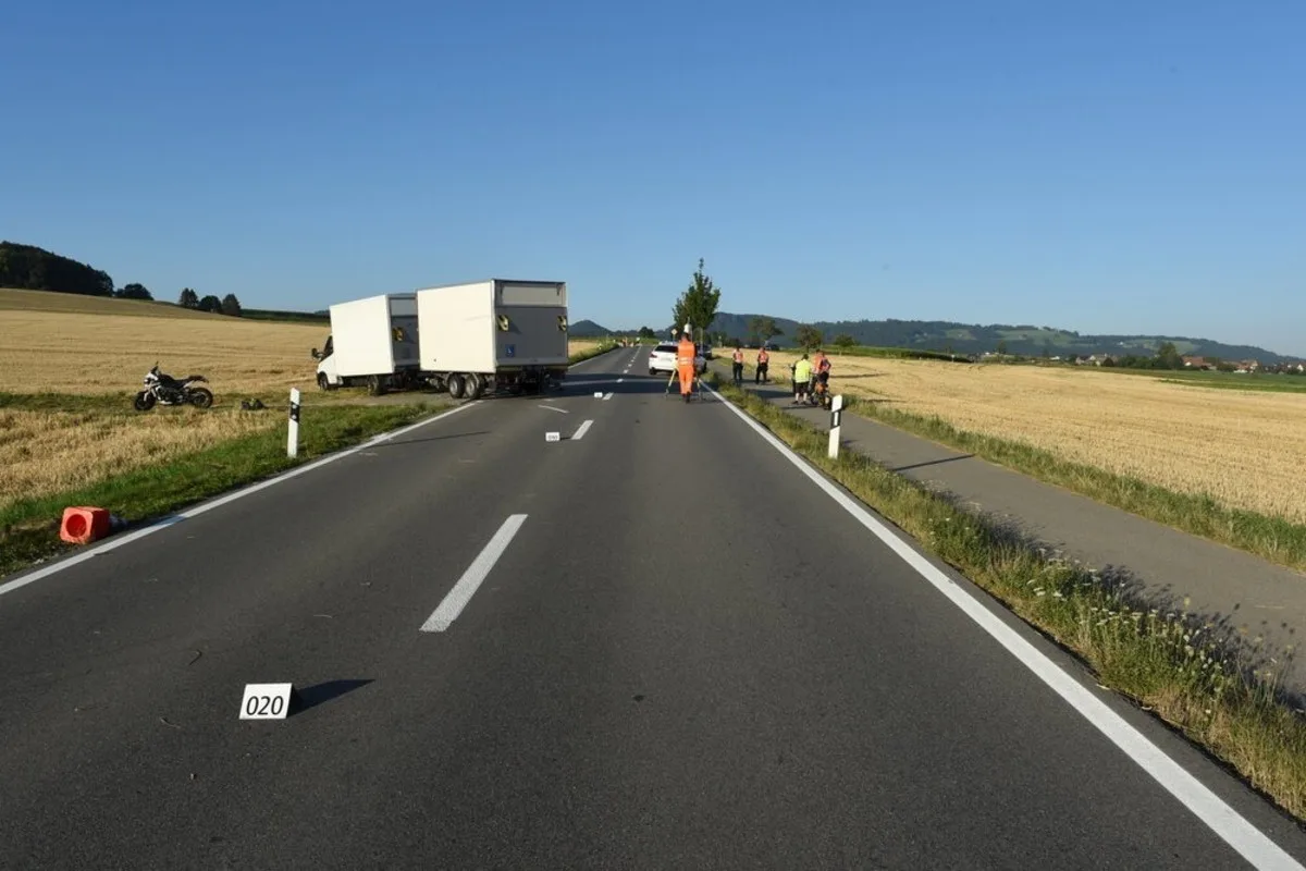 Heftiger Crash in Rifferswil ZH  - Motorradlenker prallt bei Überholmanöver in Lieferwagen!