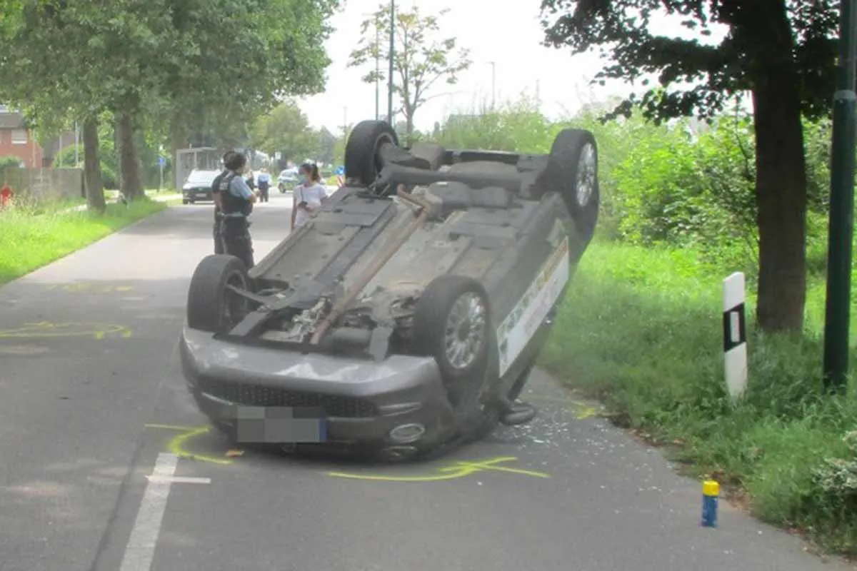 Sindorf - Pizzataxi überschlagt sich - Fahranfänger schwer verletzt