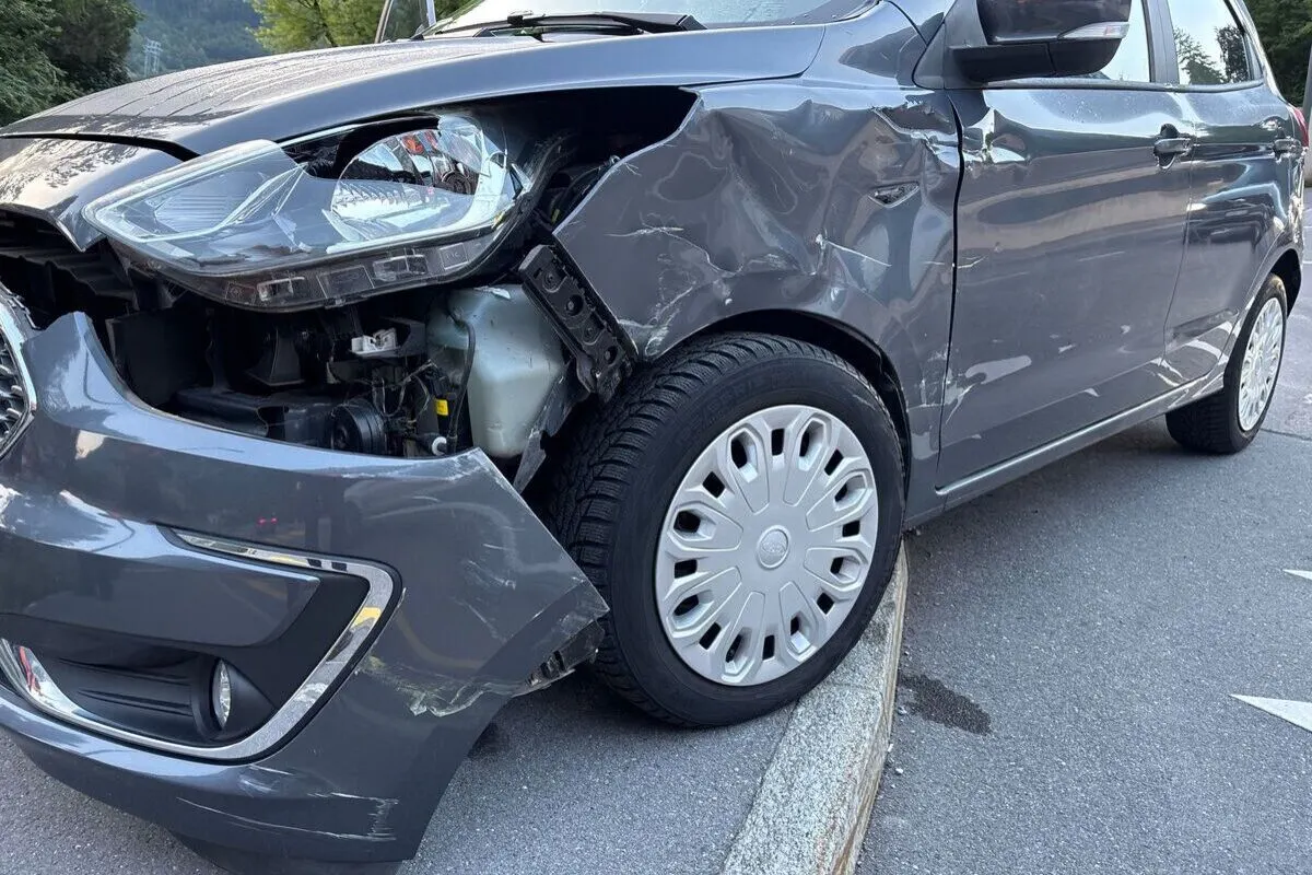 Unfall in Netstal GL – Lastwagen kollidiert beim Wenden mit Auto