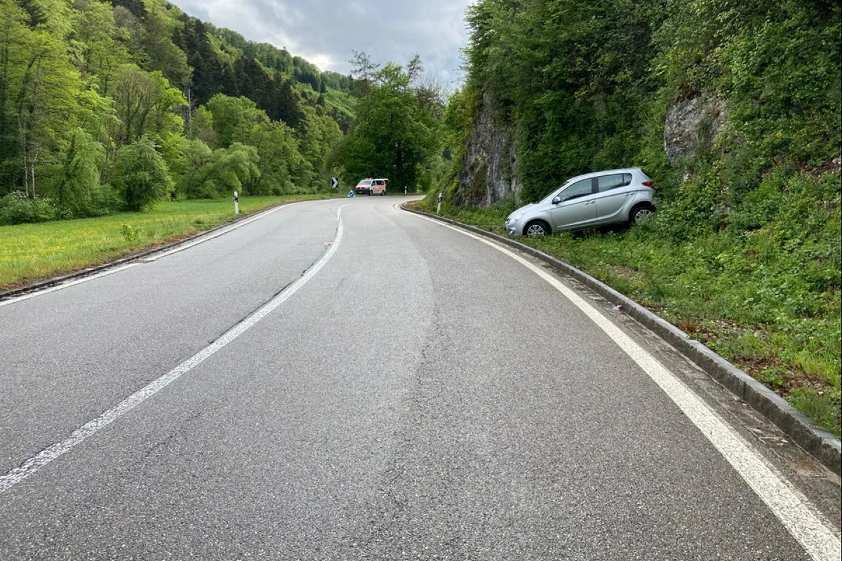 Röschenz BL -  Personenwagen gerät ins Schleudern und kollidiert mit Böschung