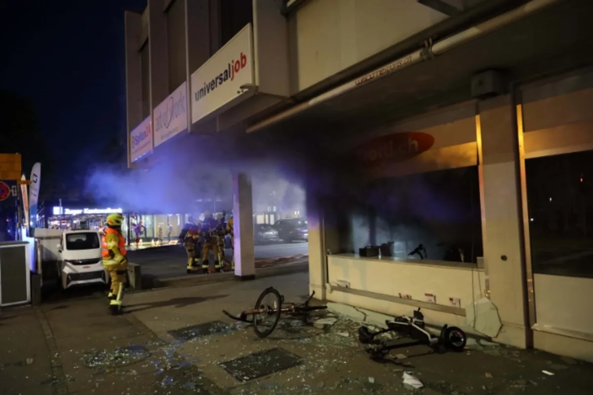 Zug - Brandausbruch in einem Verkaufsgeschäft für E-Trottinett