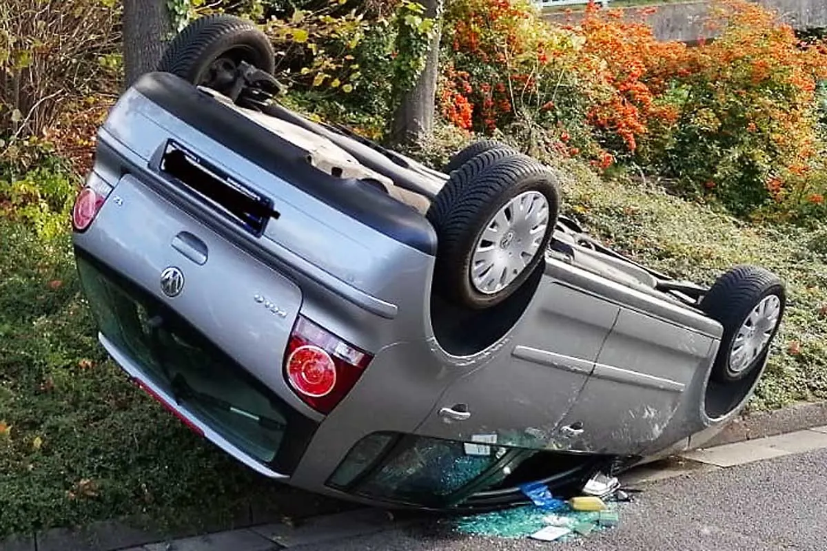 Eine schwerverletzte Frau in Mülheim an der Ruhr - Mit Fahrzeug überschlagen und auf dem Dach gelandet 