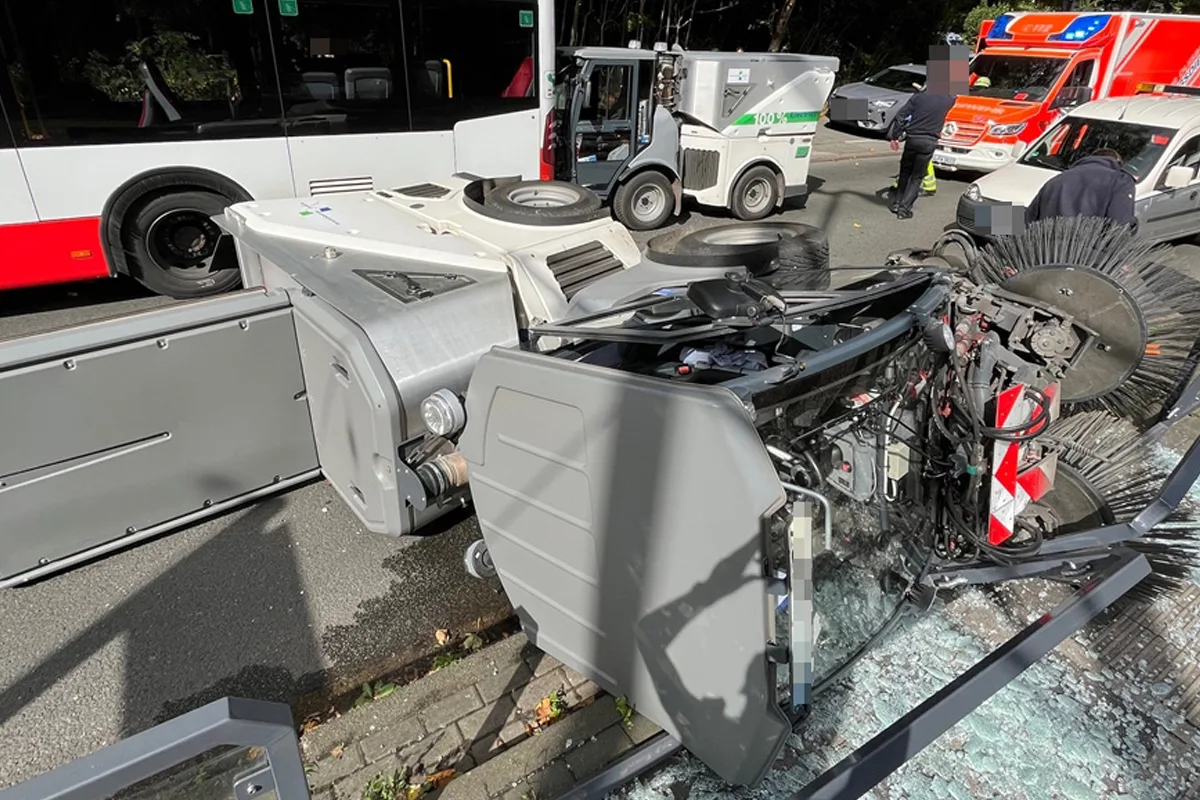 Duisburg NW – Unfall mit zwei Kehrmaschinen und Linienbus