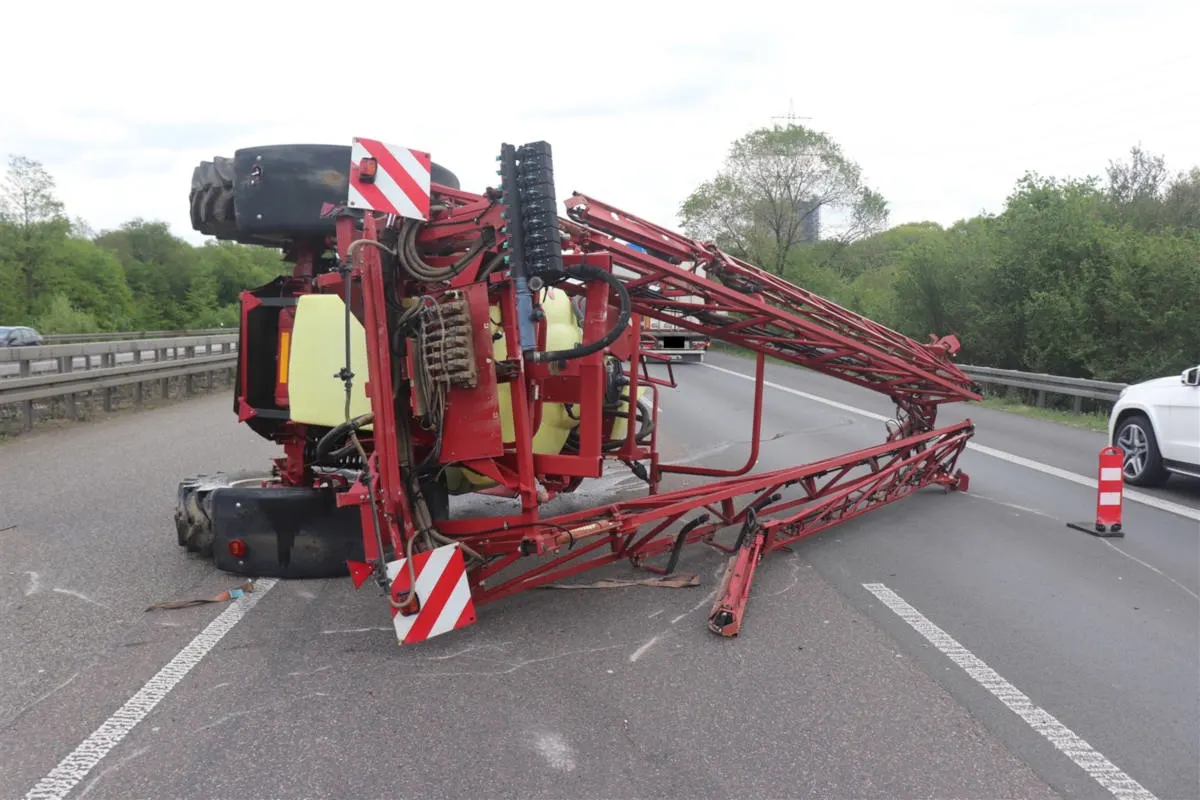Landwirtschaftliche Maschine von Sattelzug gekippt