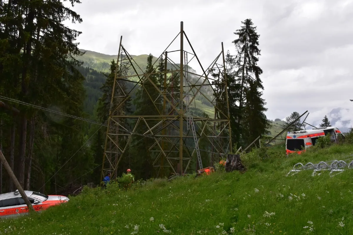 Arbeitsunfall in Giarsun GR  - Monteur beim demontieren von Strommast von Metallteil getroffen und verletzt