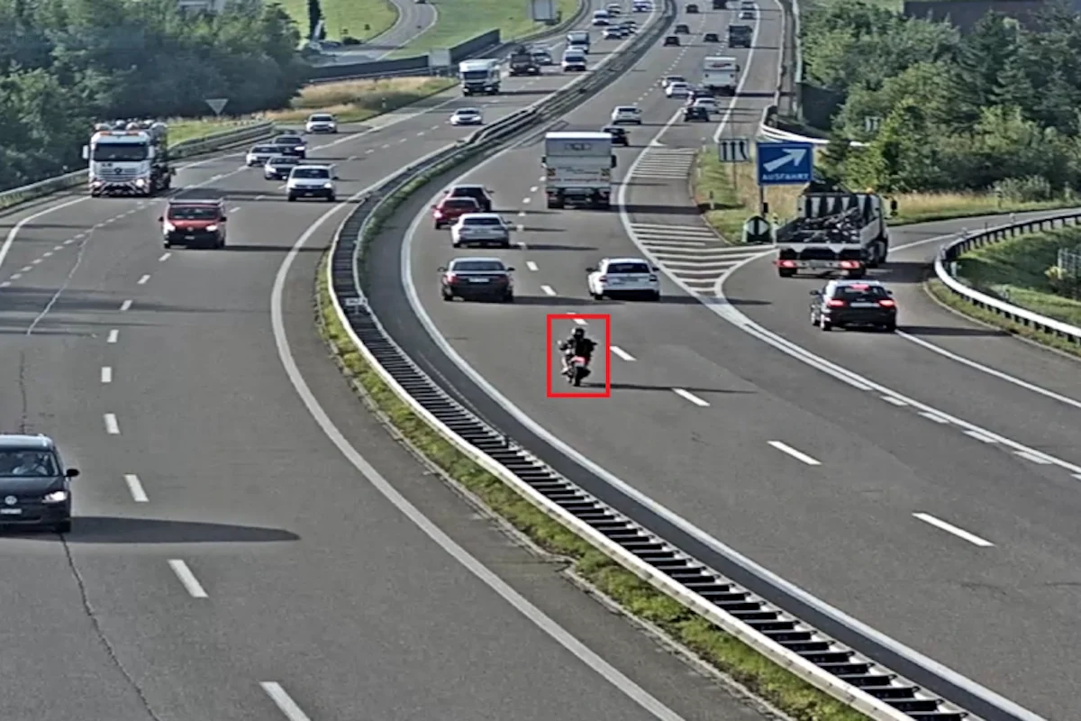 Fahrerflucht auf der A1 in St.Gallen – Unbekannte Person auf Motorrad flüchtet nach Kollision