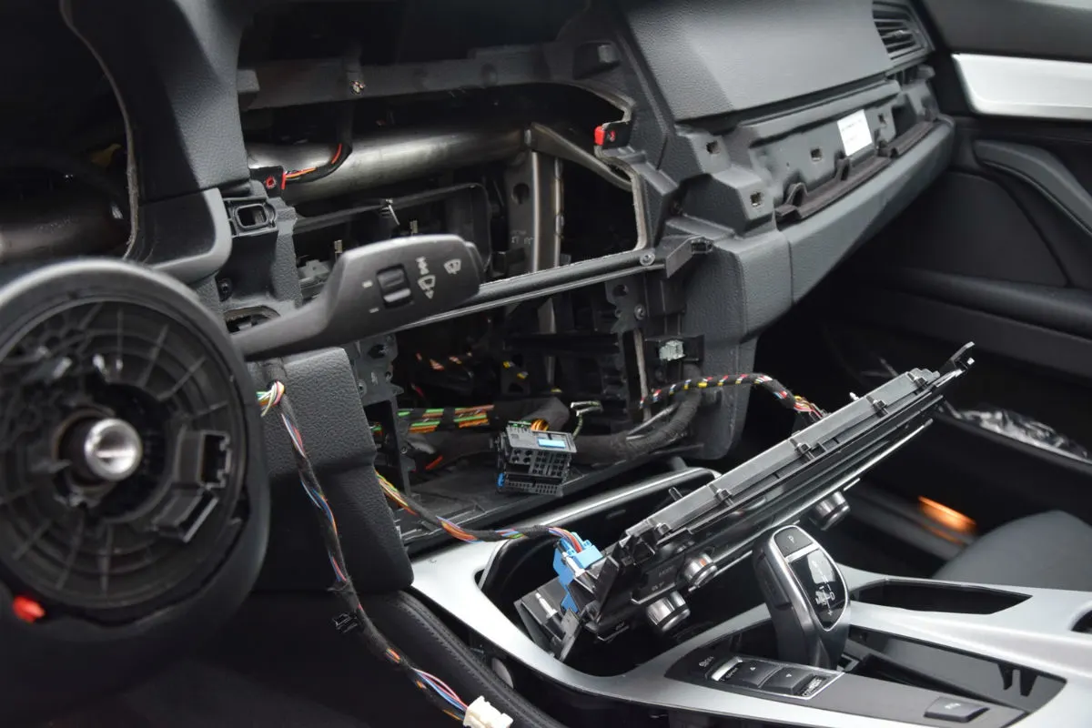 Jüchen - Airbags und Navisystem ausgebaut