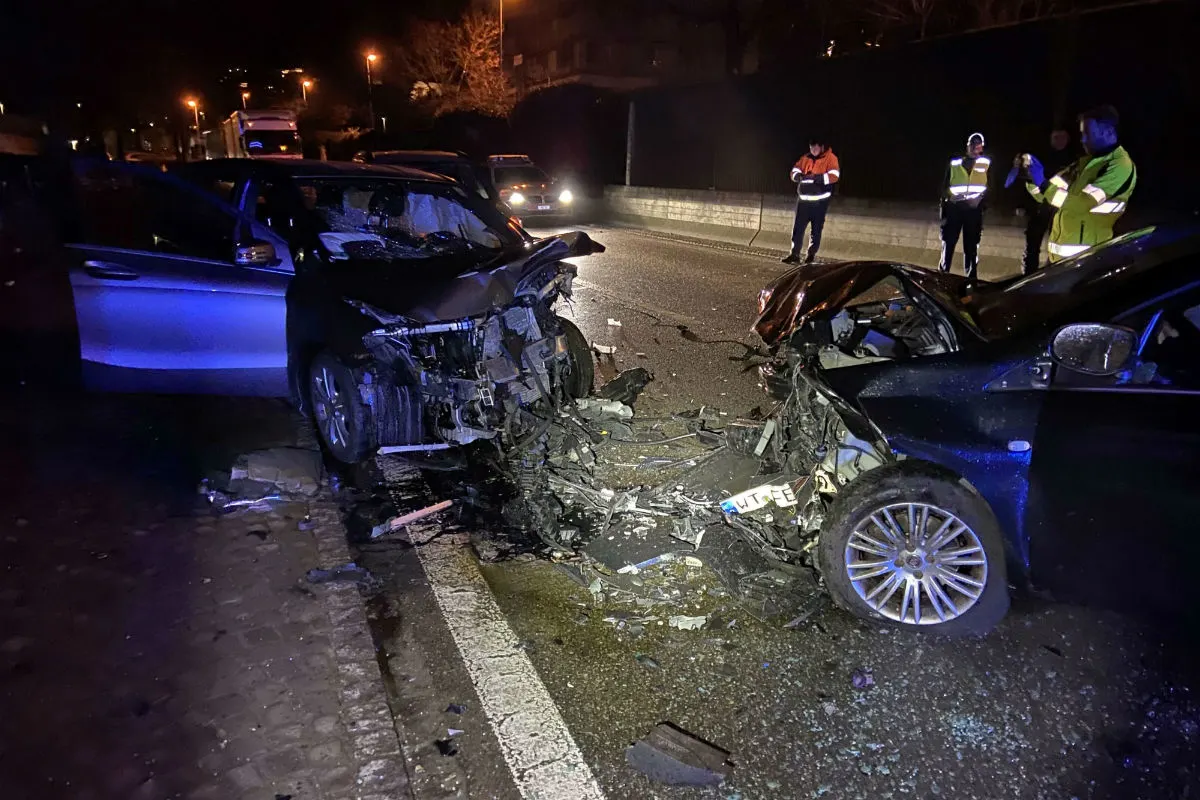 Döttingen AG - Heftige Frontalkollision fordert drei Verletzte