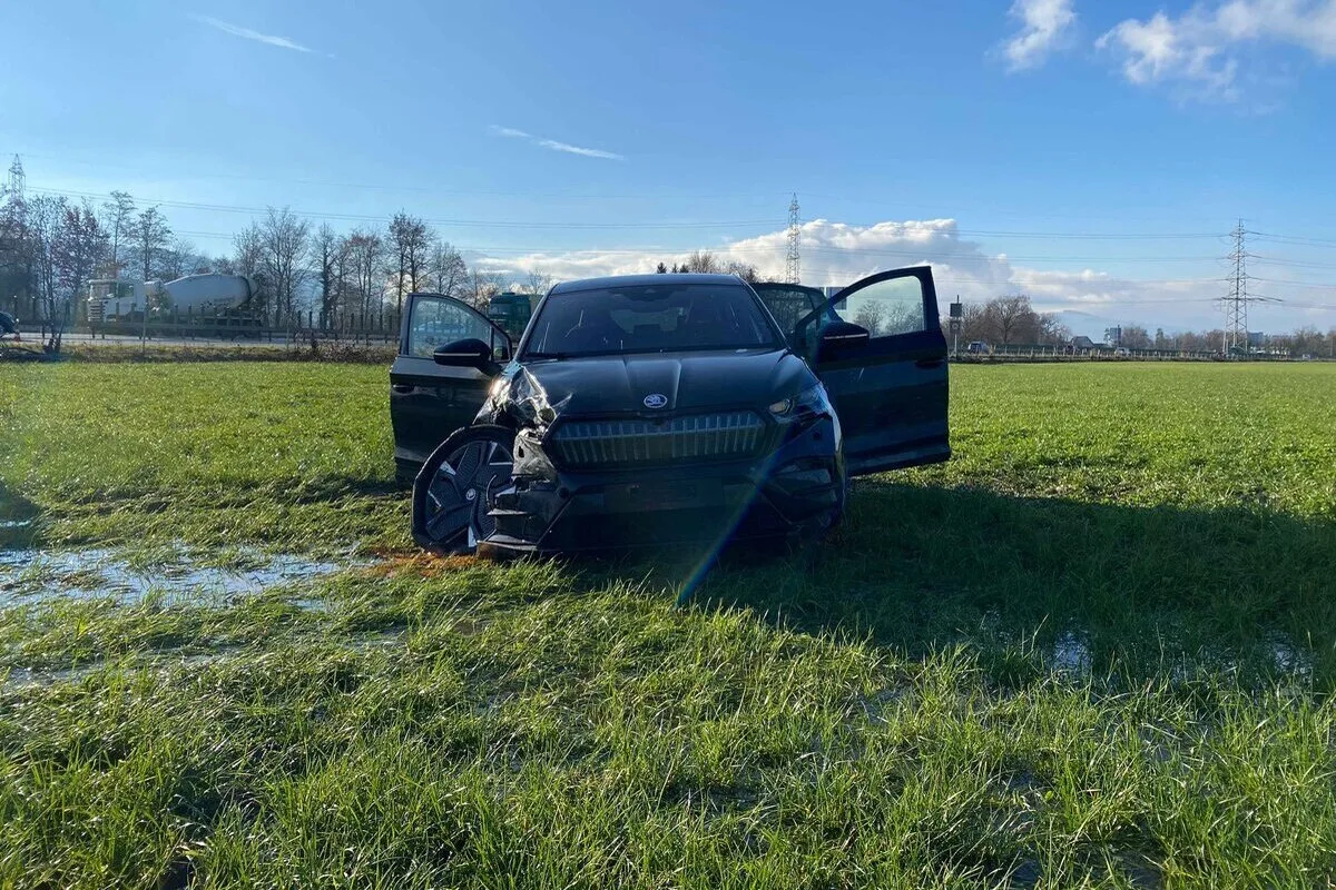 A14 Baar ZG – Auto landet nach Unfall im Wiesland