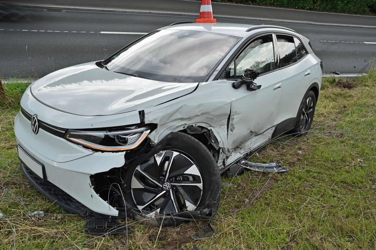 Unfall in Greppen LU – Auto kippt nach Frontalkollision 