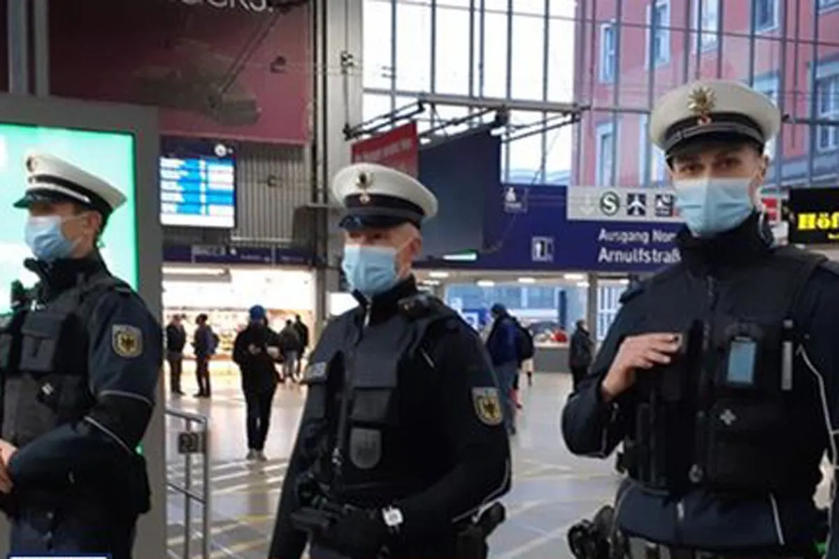 Livestream von Kontrollen in München - Mann ohne Mund-Nasen-Bedeckung filmt Zugbegleiterin und Bundespolizei im Einsatz
