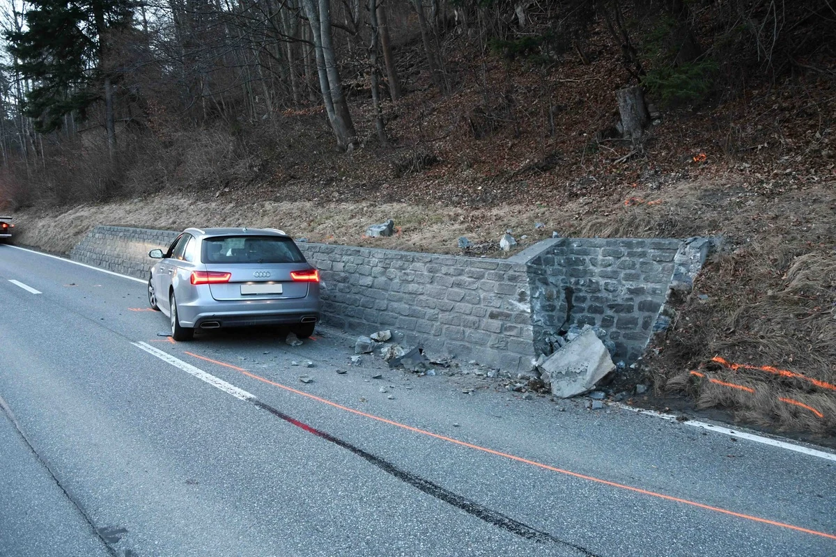 Chur GR – Bei Unfall gegen Stützmauer geprallt
