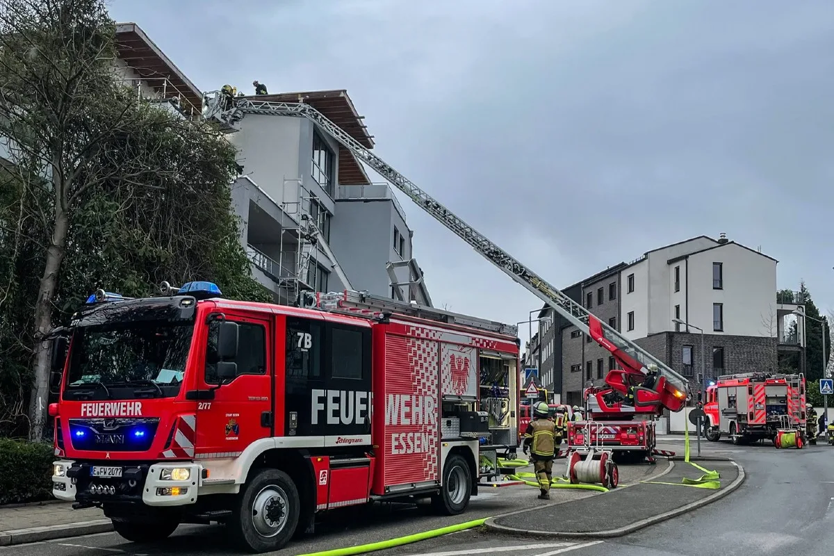 Essen-Heisingen - Fassade fängt nach Handwerkerarbeiten an zu brennen