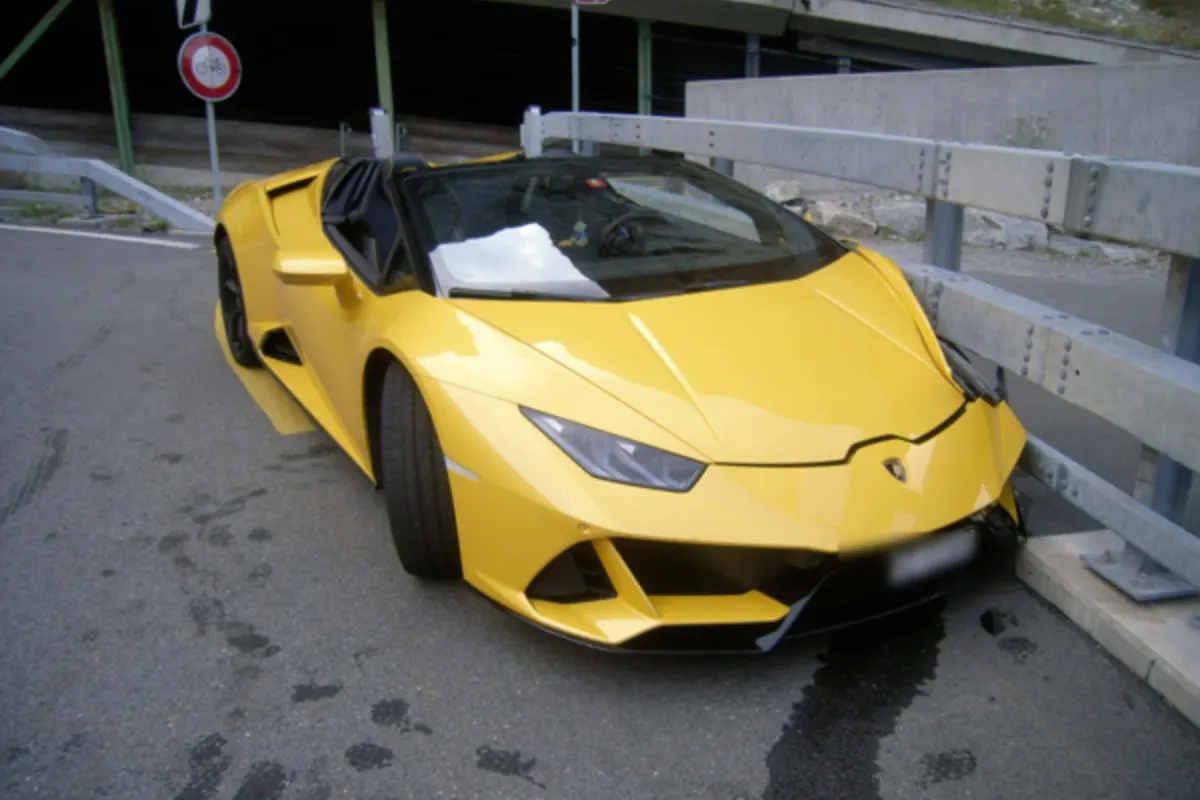 300'000 Franken Sachschaden in Göschenen GR  - Mit Lamborghini in Leitplanke gefahren
