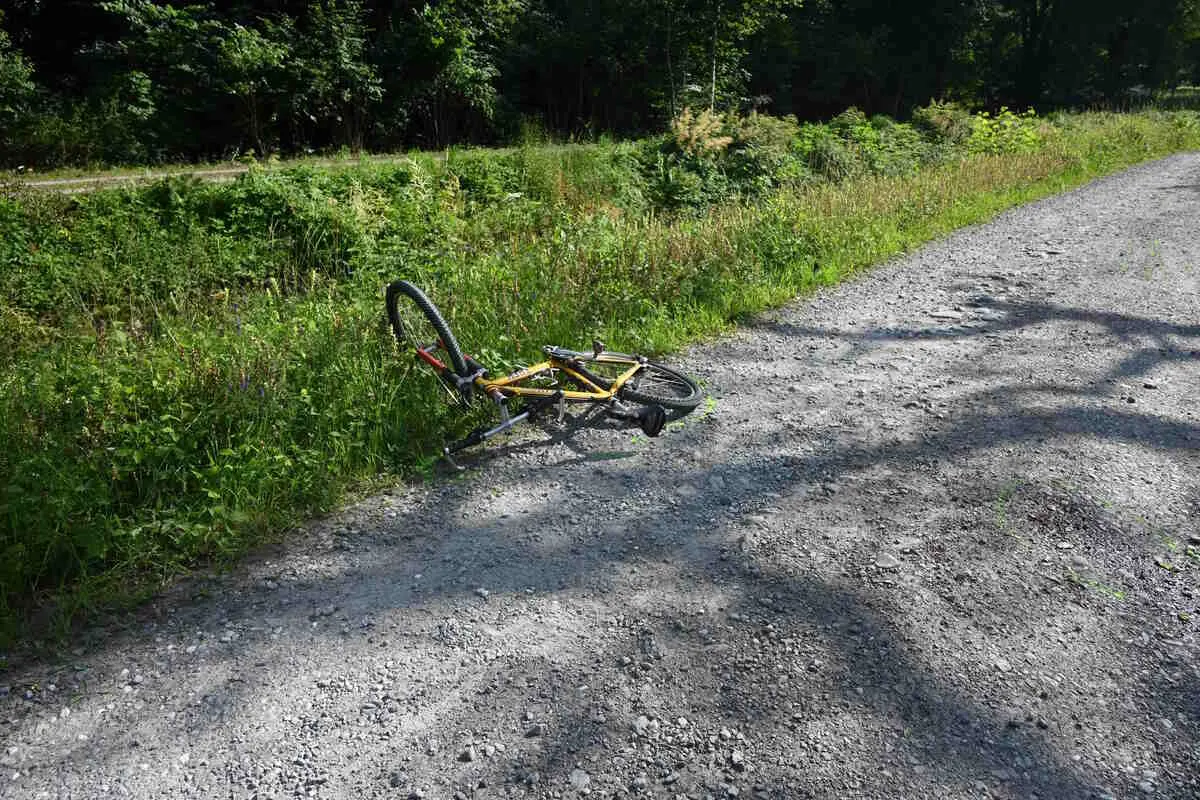 Gams SG - Velofahrer stürzt aufgrund einer Regenrinne 